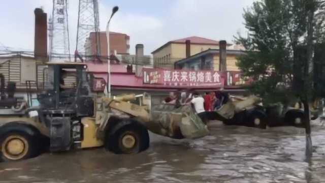 50年一遇!哈尔滨阿什河大洪水,居民出行划船坐铲车