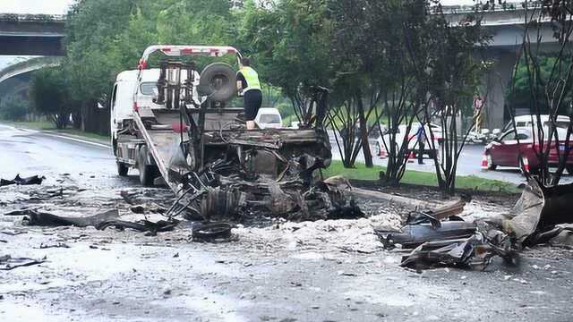 成都市三环路一辆汽车发生爆炸,事故现场一片狼藉残骸面目全