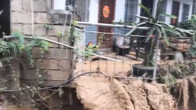 云南泸水突降暴雨引发山洪 洪水涌入民宅宛如瀑布 猪圈被冲毁