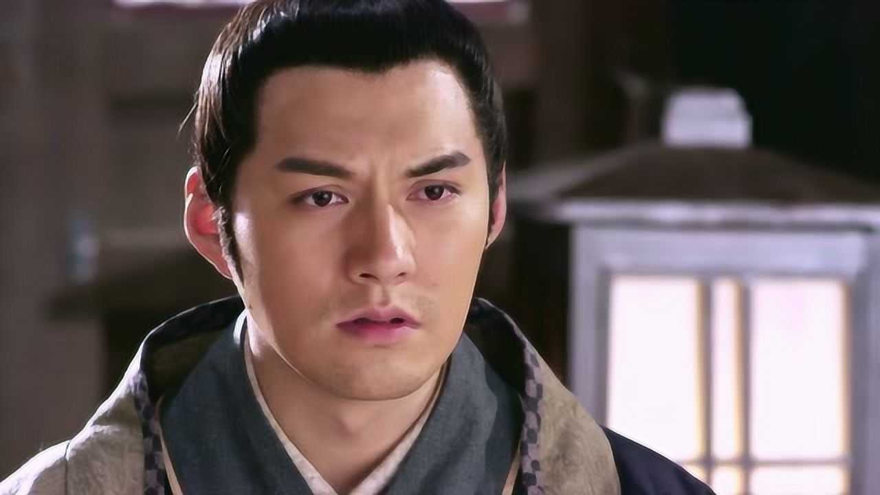 秦叔宝跪地给老母认错,老母有些不高兴了,秦叔宝也很无奈