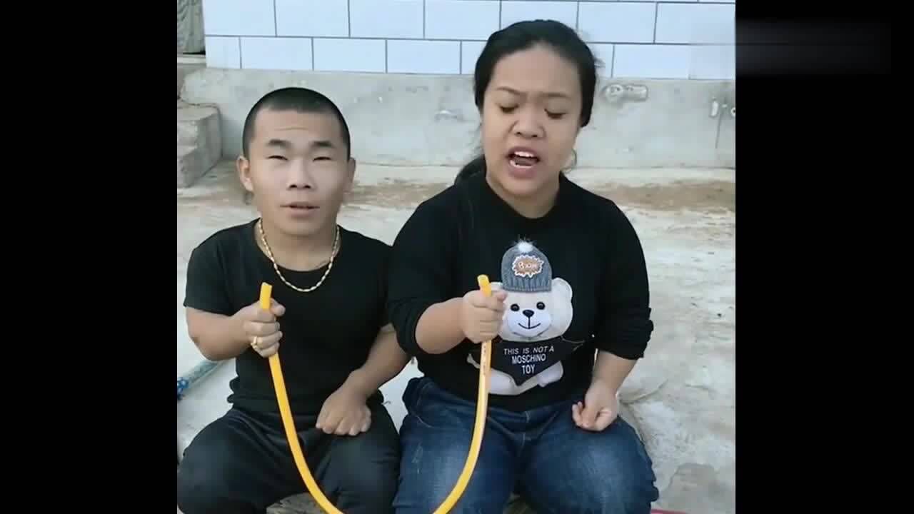 袖珍龙弟夫妻肺活量比赛,结果龙弟竟然耍赖,小媳妇被坑了!