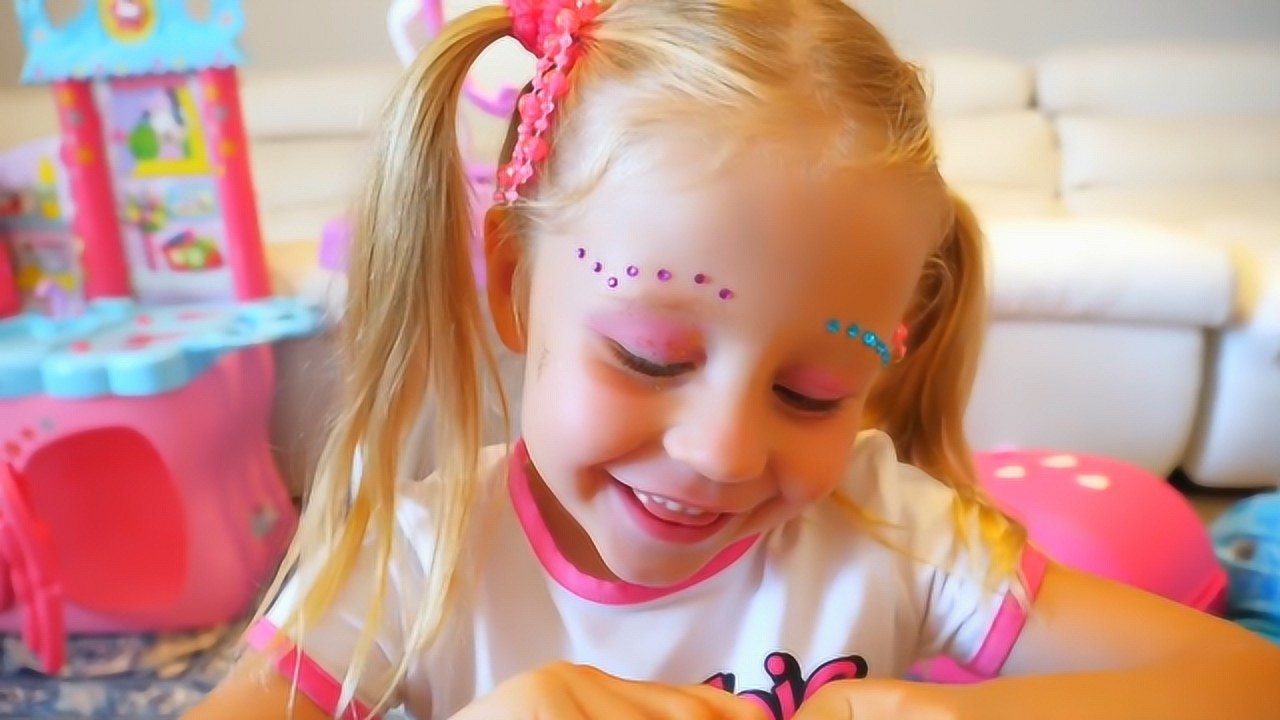 小萝莉给自己和芭比娃娃化妆打扮,比赛谁更美,你觉得谁赢了?