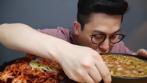 韩国大胃王吃播视频:康叔 辣炒章鱼盖饭和冷汤