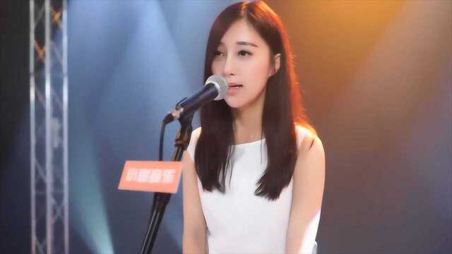 抖音下一个爆款?美女性感演唱悲伤情歌,沙哑的嗓音里有故事