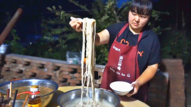 陕北特色羊肉饸络,农村媳妇教你面不断方法,一学就会,超级好吃