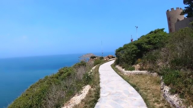 旅行来到青岛灵山岛发现一个很好的观海赏景地,视野开阔一望无际