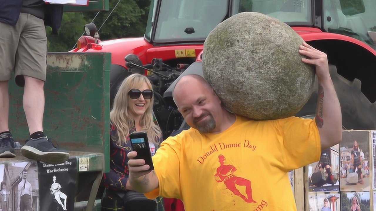 苏格兰的力量测试,大力士举起122公斤的石头,还要单手自拍