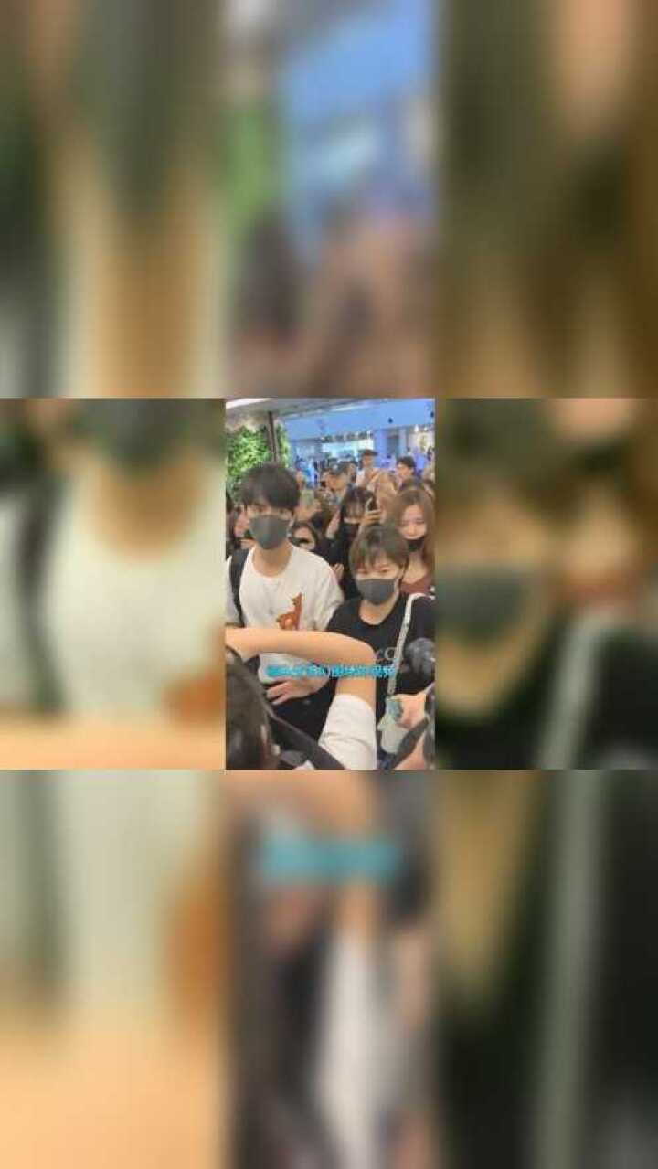 肖战被私生饭围堵拍照现场混乱手机直接怼脸上粉丝行为很极端