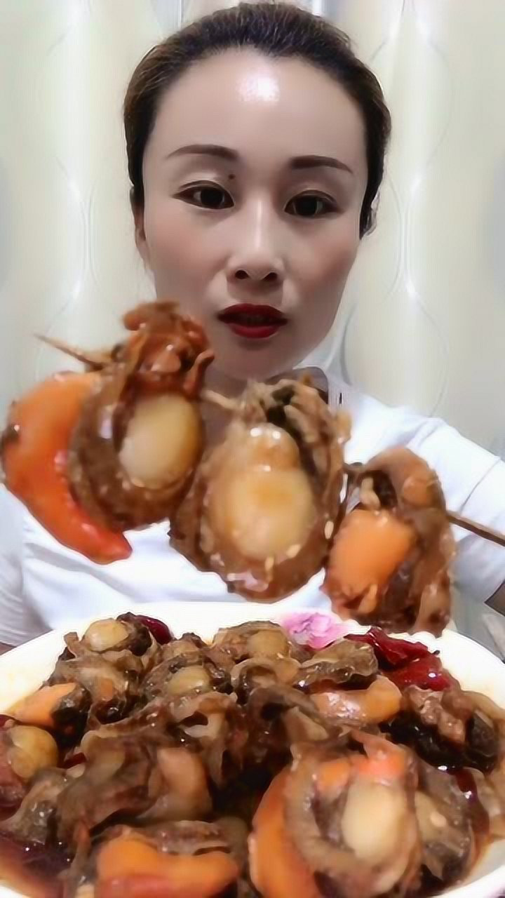 大姐吃生蚝,看着都流口水