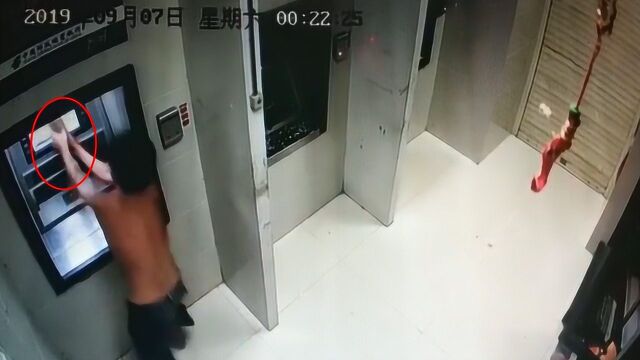 玉林一醉酒男为泄愤 连砸2家银行网点、9辆小车