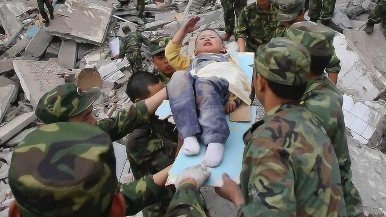 汶川大地震后从废墟刨出的3岁敬礼男孩现在过得怎么样