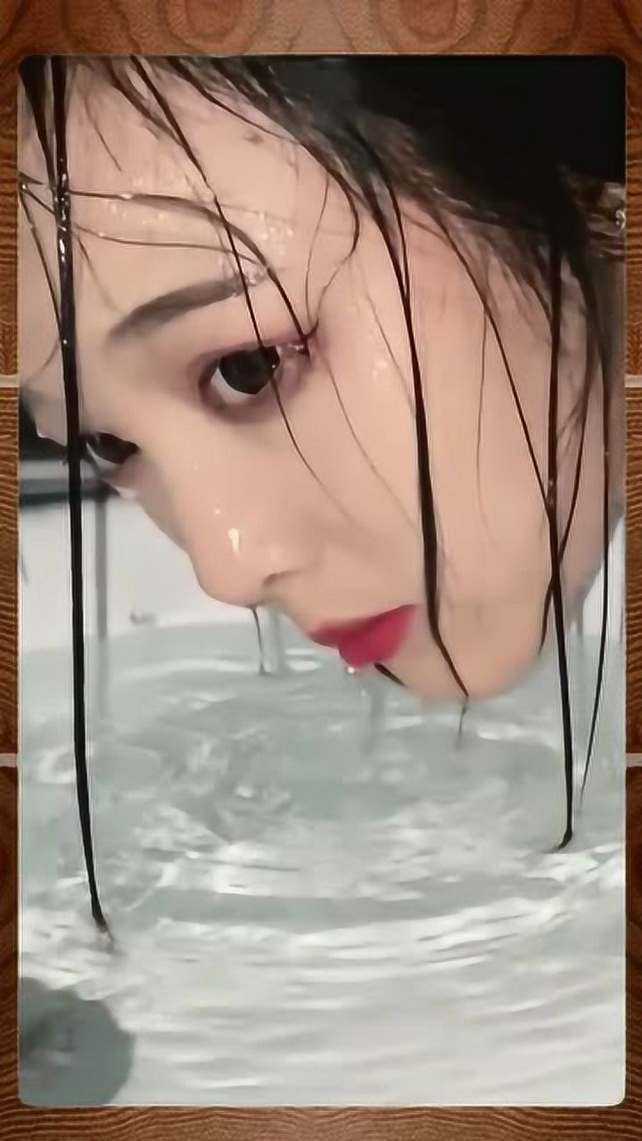 美女出水的这一刻内心悸动了一下莫名其妙的觉得这个眼神好单纯