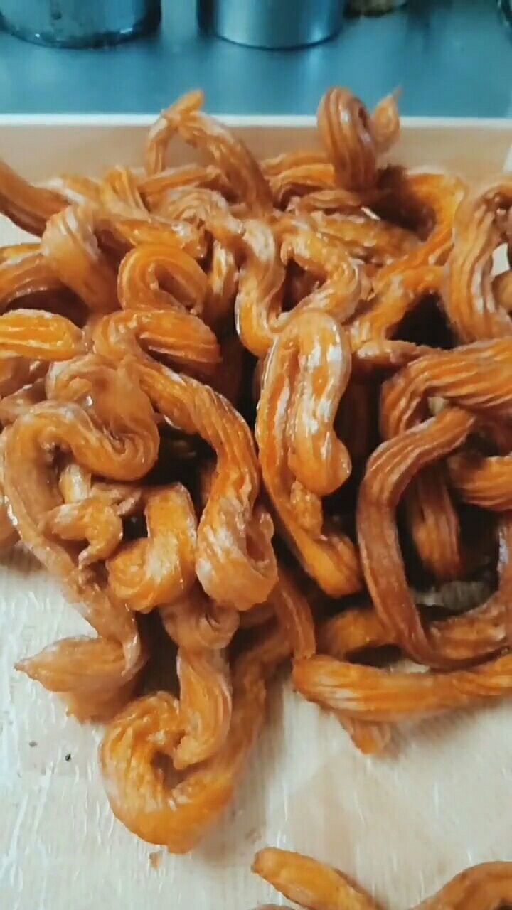 南瓜酥条又酥又脆吃起来很不错香甜可口