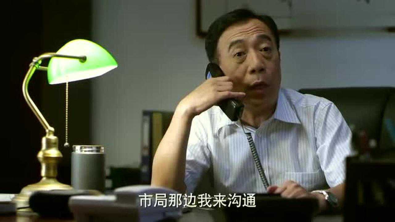 刑警队长顾铭分析彭超录的逃跑路线进行抓捕着急