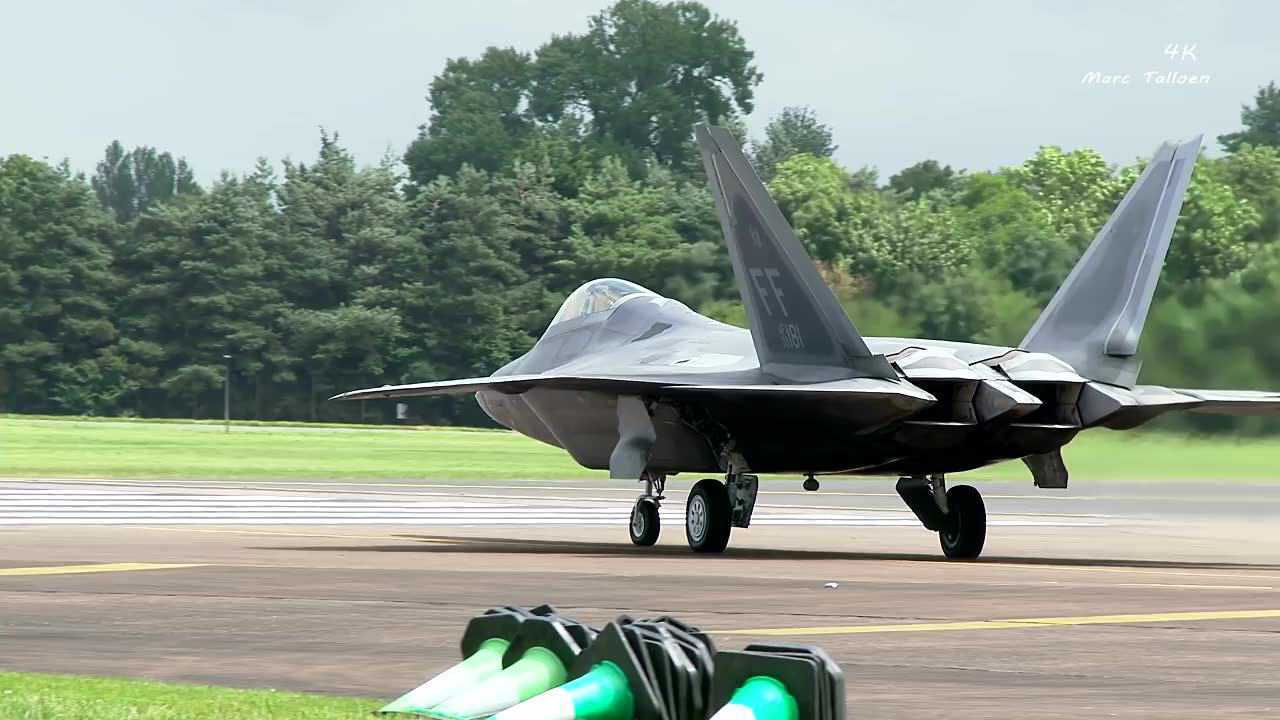 f22猛禽战斗机在基地进行航展并飞行