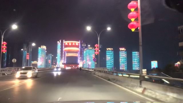 中国第一个镇升市的龙港市瓯南大桥及两岸晚上的夜景美如画