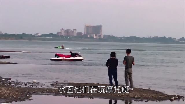 实拍老挝境内著名的湄公河,河对岸就是泰国