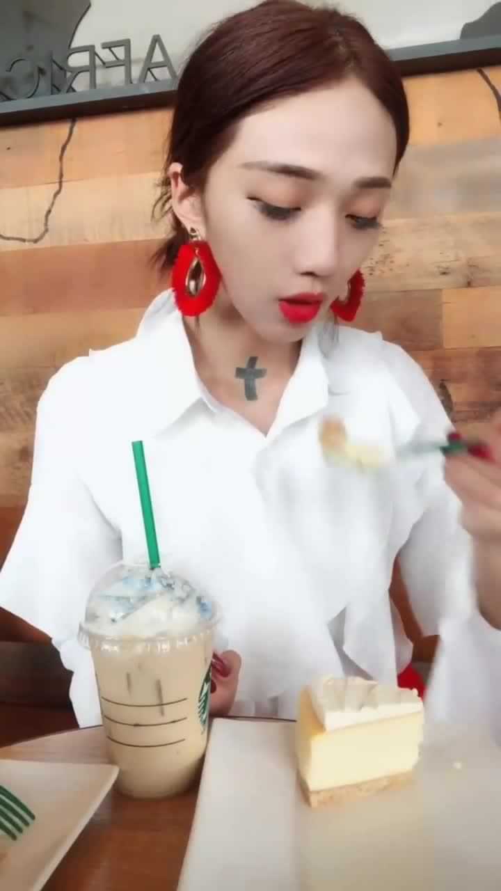 偶遇女装大佬诗琪雅,变性人也能这么美,简直不敢相信自己的眼睛