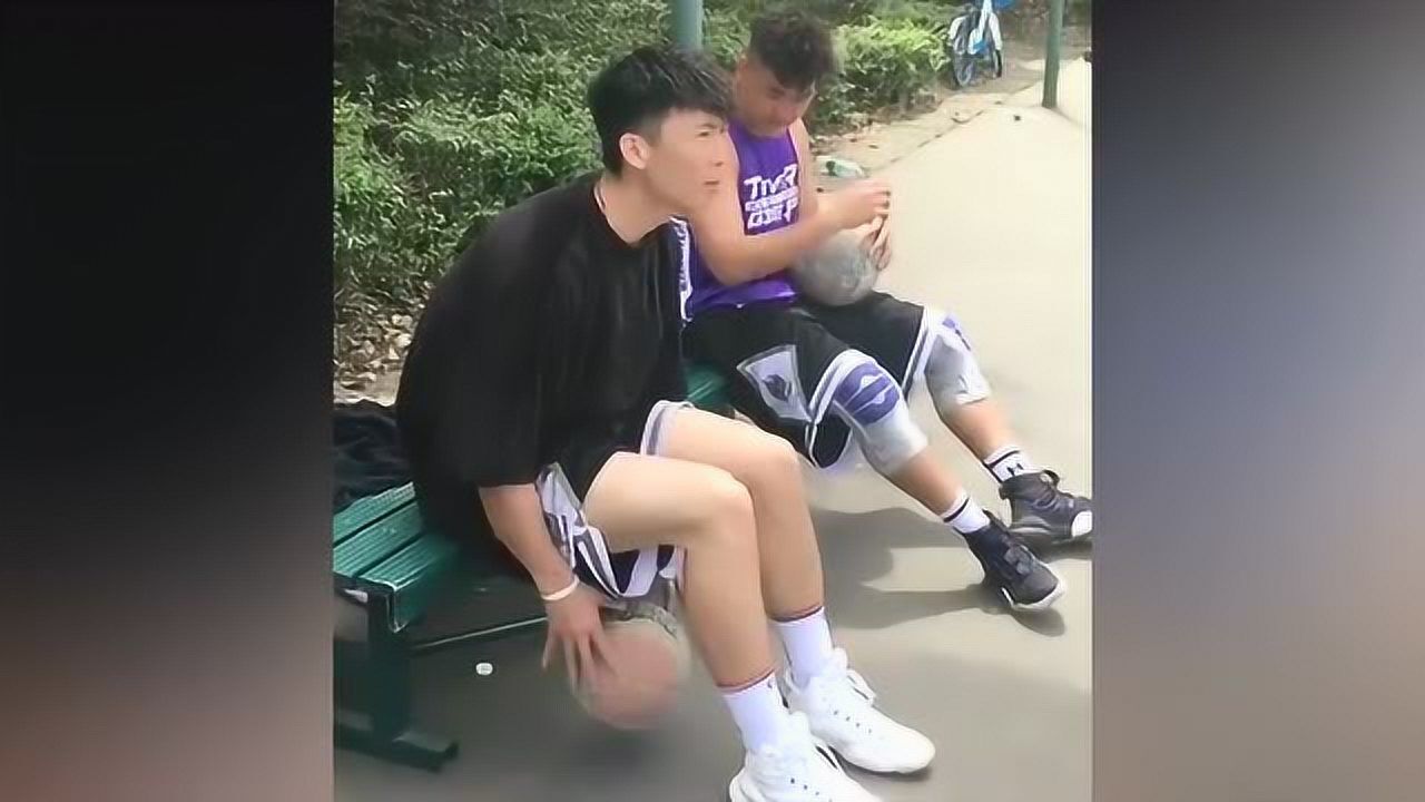 街球选手平常心秀运球,这个操作太厉害了