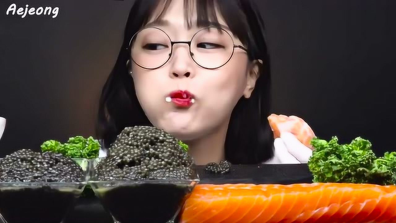 韩国大胃王吃三文鱼刺身,搭配鱼子酱和寿司卷,用手拿着直接啃!