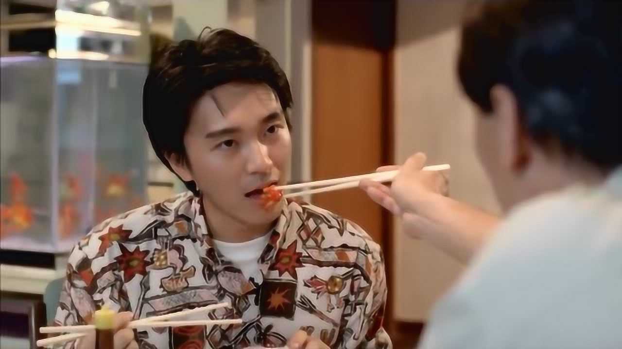 《师兄撞鬼》粤语周星驰众多吃饭的表情,但这次吃的是辣椒,看样子就想