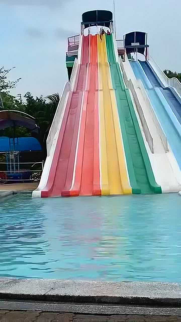 滑梯上的水上漂,滑下来的时候,居然在水上滑行!