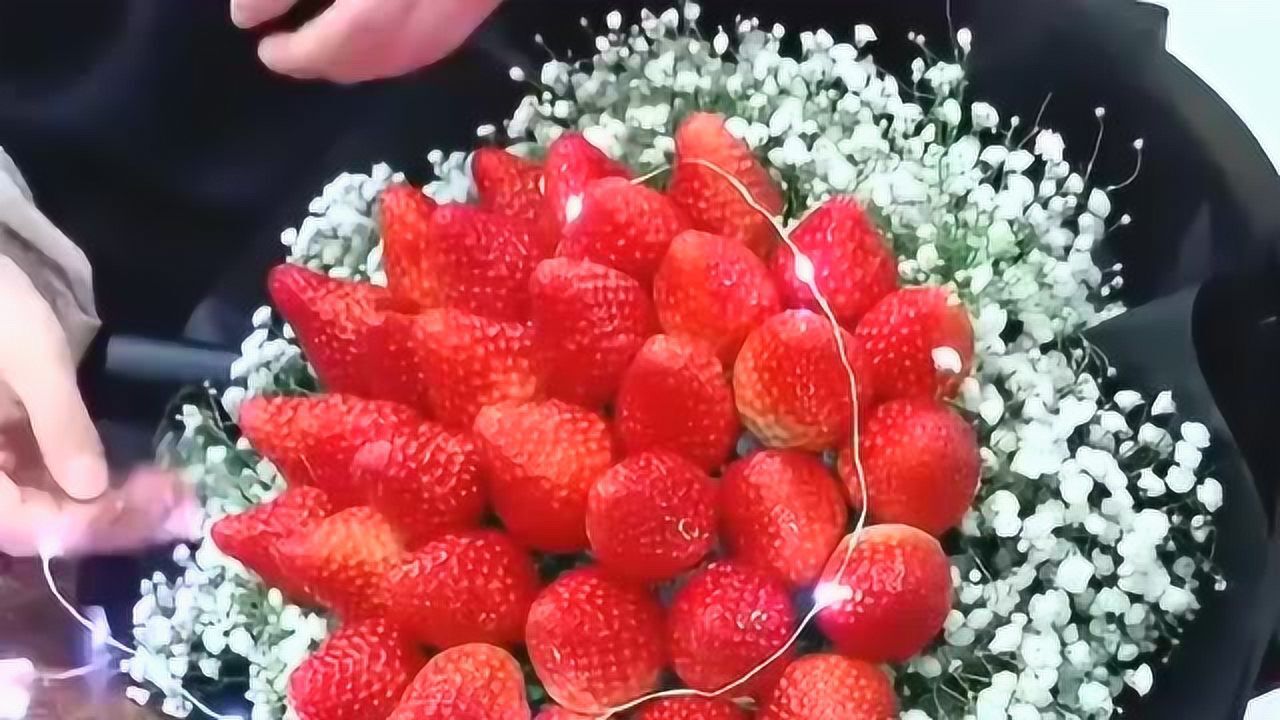 马上就快跨年了这款草莓满天星花束非常适合送女友赶快学起来吧