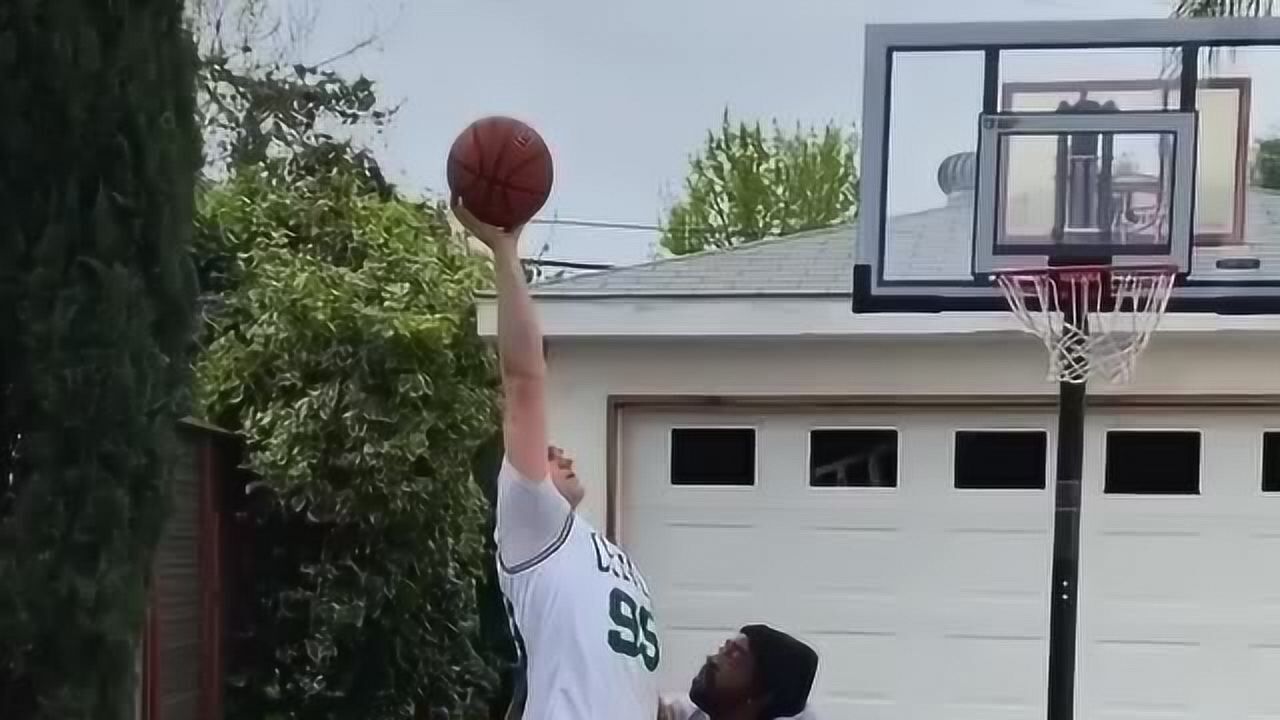 站扣和站帽白人模仿帝模仿塔科法尔打球