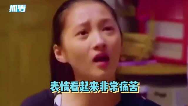 关晓彤挑战拇指跳远失败,脸部痛到抽搐变形,网友:快来收表情包