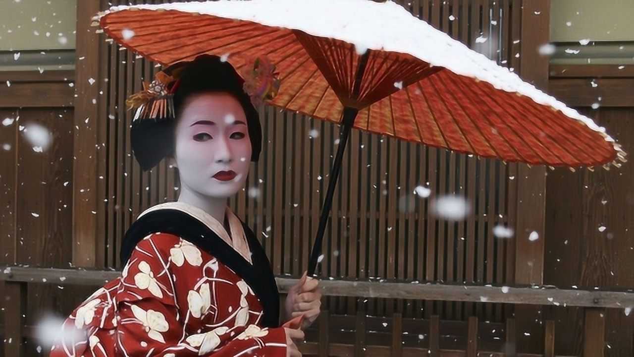 日本艺伎在台下是怎样化妆的镜头记录全过程常人忍受不了的痛苦