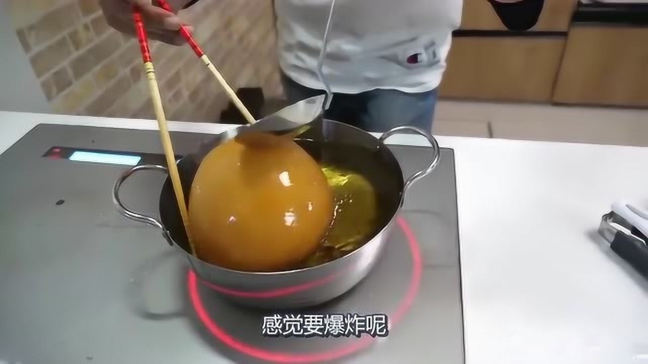 小伙在家玩炸面团,不料碰到油后却越变越大,网友:这是什么原因?