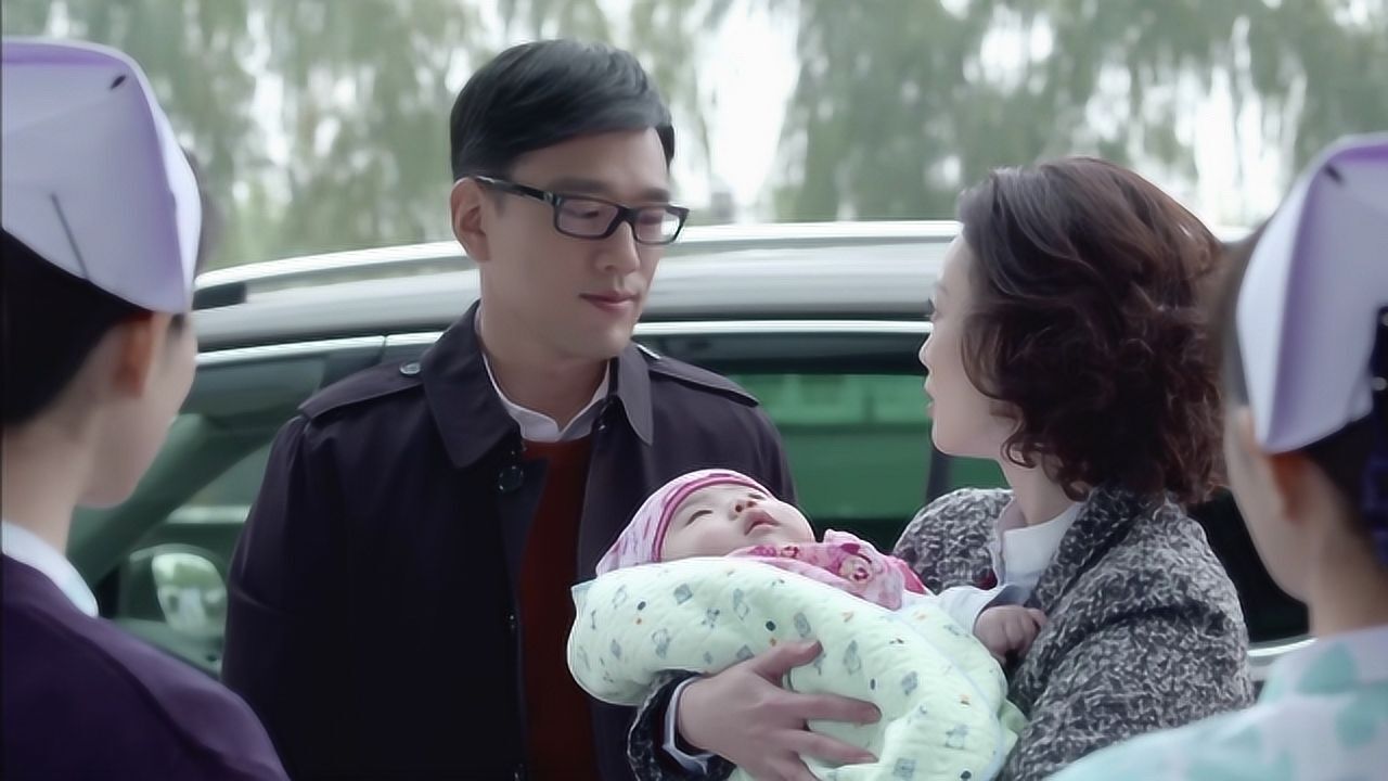 产科医生:何晶肖程一起送克瑞斯 正让尤主任看见 又多想了