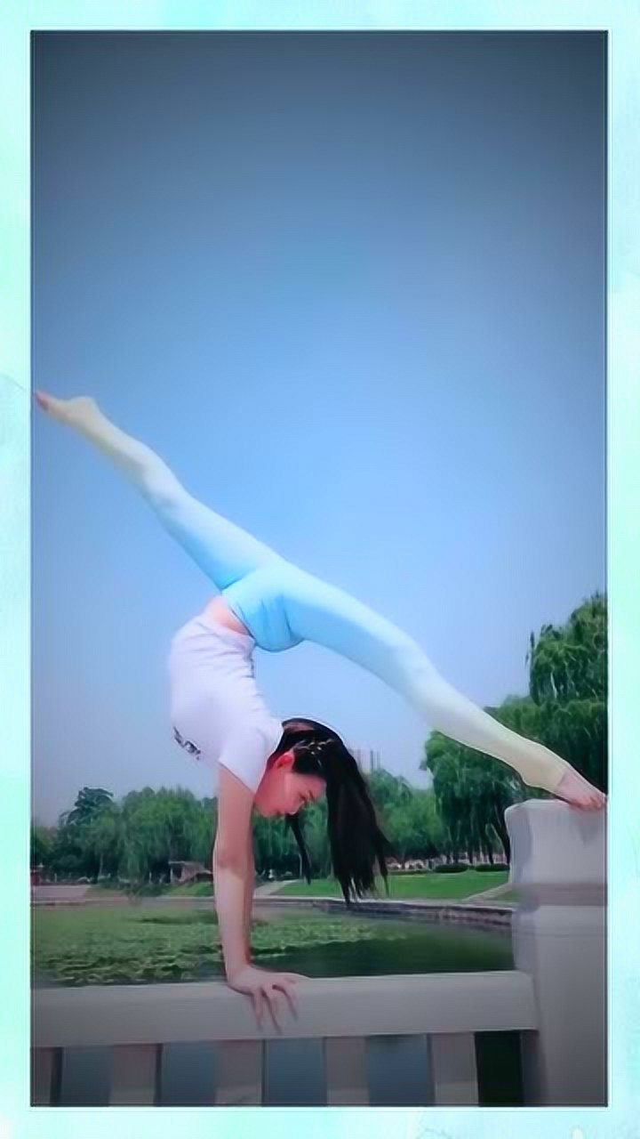 户外绝活一字马,这个动作十分漂亮,太优美了!