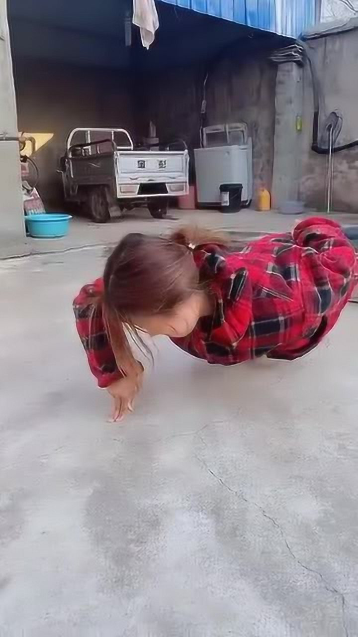 女子二指禅俯卧撑惊呆了村里人一次能做一百下