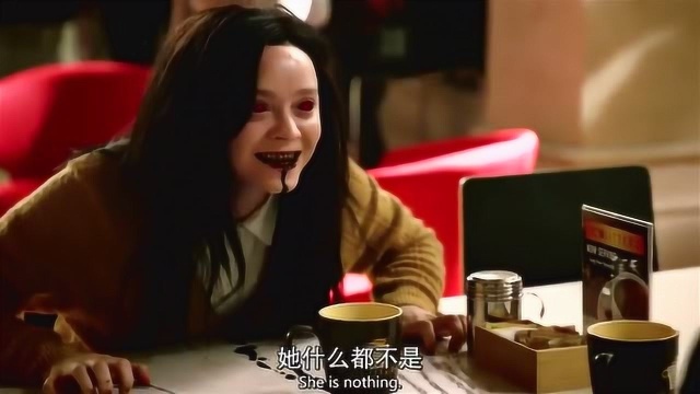 美女正在吃饭,突然疯狂磕头,桌子都被磕破了!