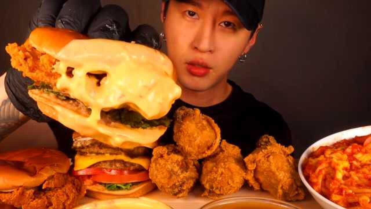 韩国吃播帅小哥双层肉芝士汉堡外加一大盒金黄的炸鸡腿