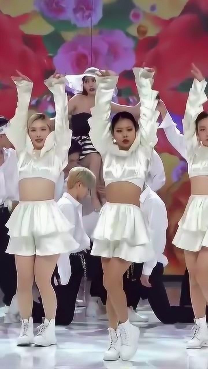 金泫雅太狠心了吧居然穿高跟鞋踩在伴舞身上看着就很疼