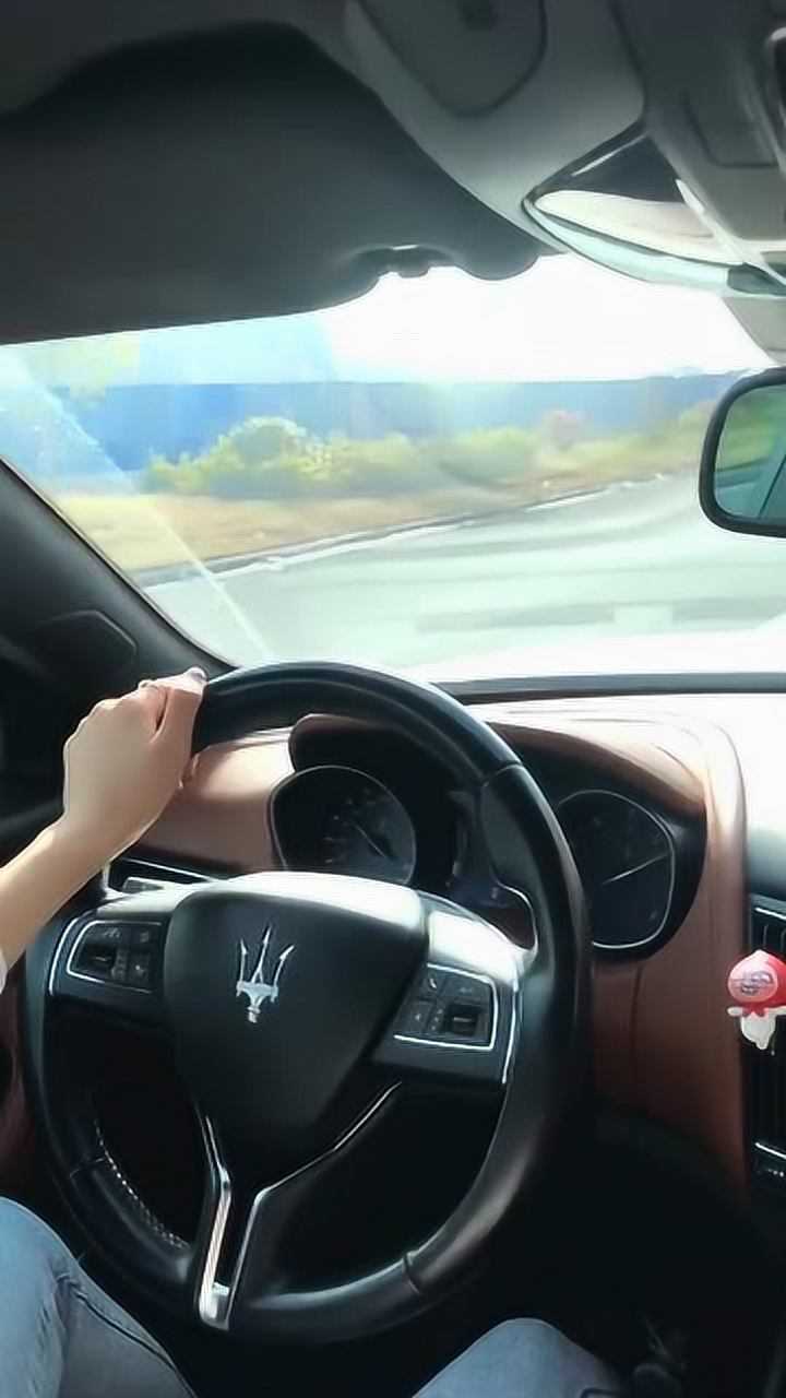 表姐开玛莎拉蒂带我回家这一幕把我看愣了单手打方向盘就是溜
