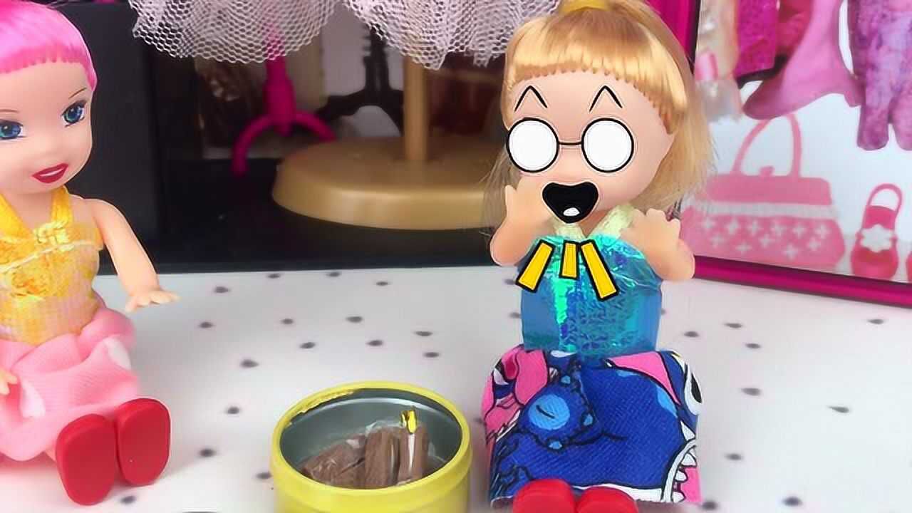 疫情居家隔离期间双胞胎姐妹偷吃巧克力妈妈看见会不会生气呢