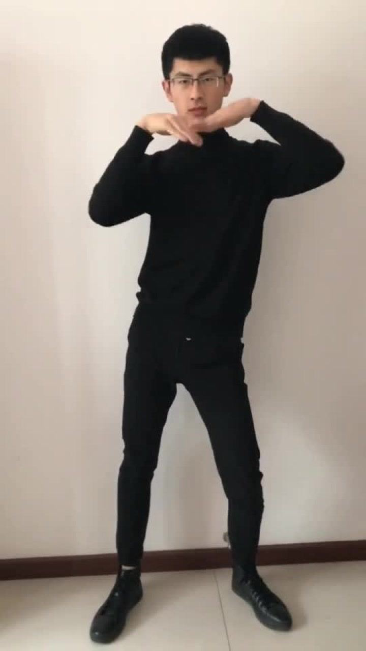 帅哥教你激光雨社会摇舞蹈怎么跳这身材女人都没有啊