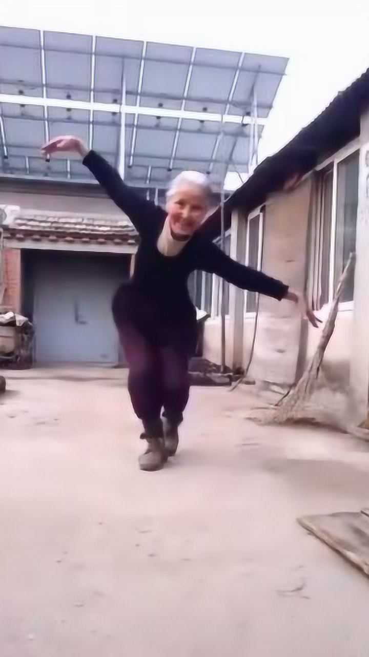 老奶奶跳舞舞姿依然优美岁月从不败美人