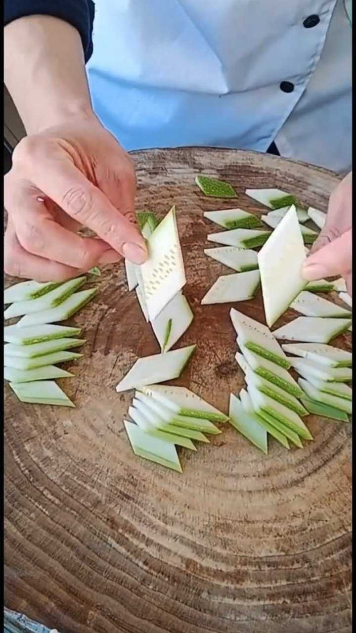 正规菱形片刀法,切的时候要注意,千万不要急于求成哦