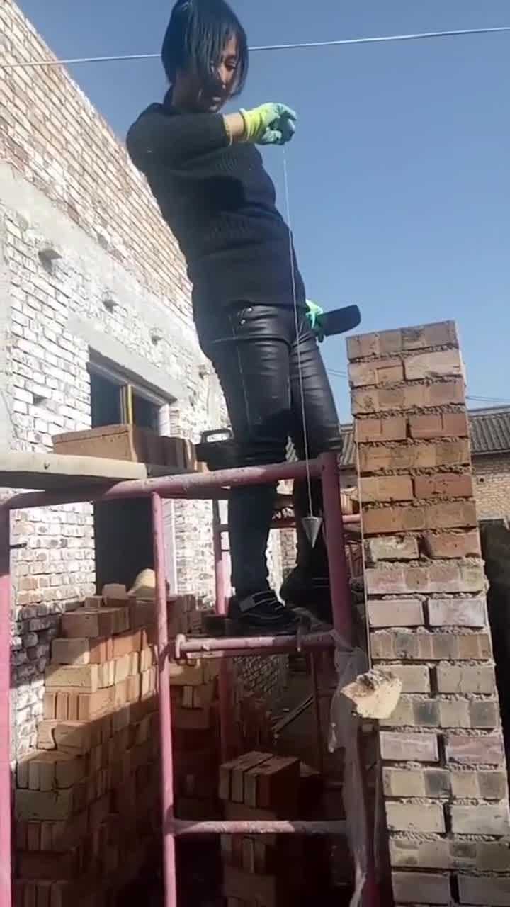 女汉子女泥瓦匠在给砌墙