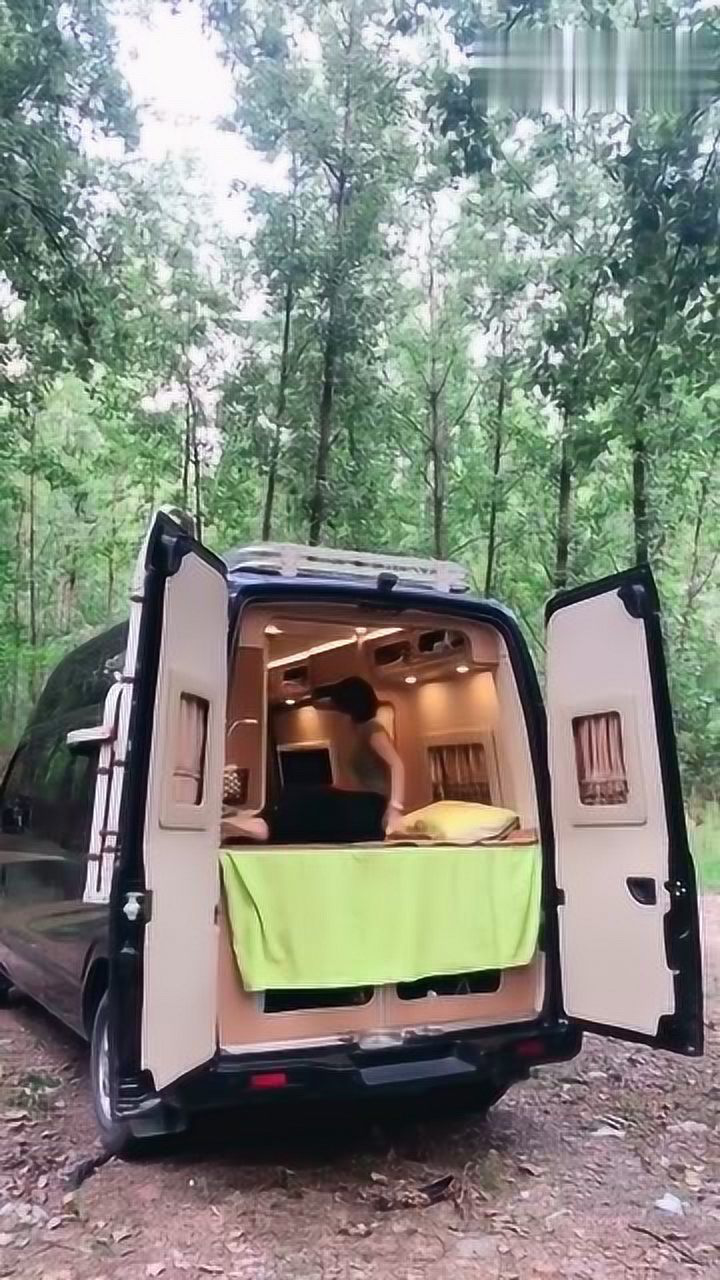 开着房车旅行的美女直接就在这露宿看着也太享受了