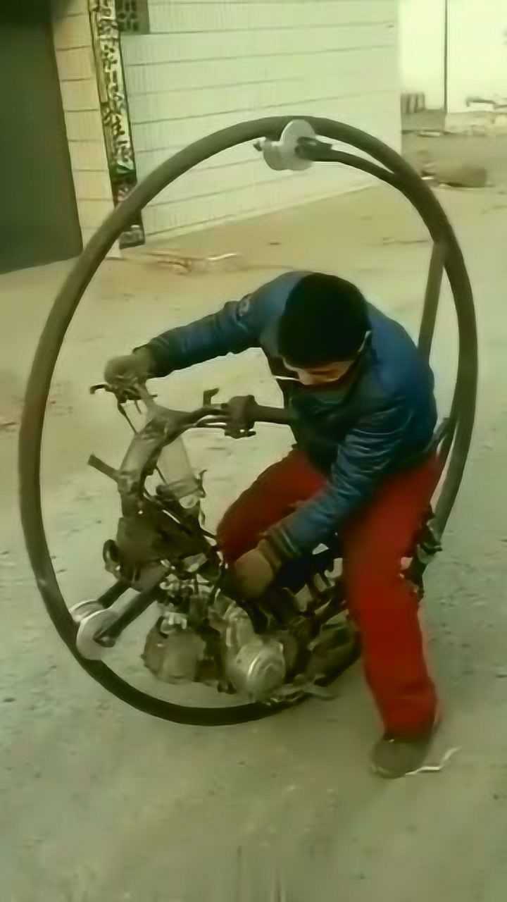 这是.铁甲小宝里的车轮滚滚?