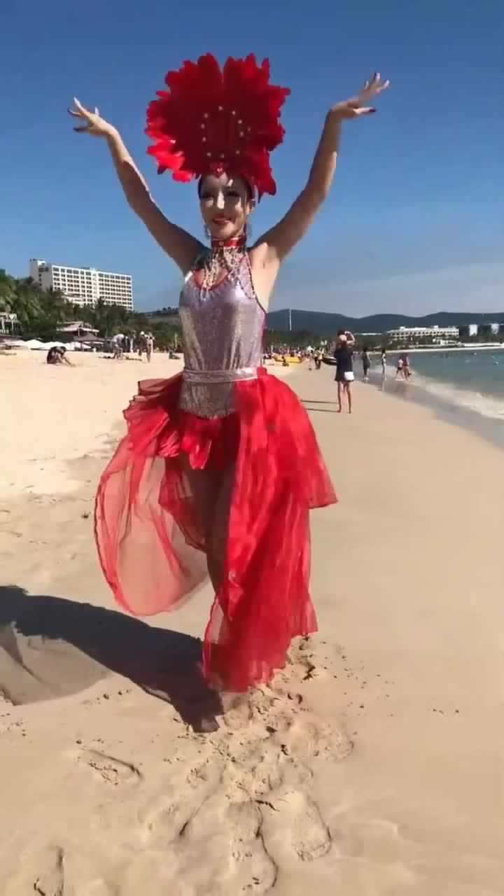 变性美女在沙滩跳舞身材性感妖娆女人看了都嫉妒