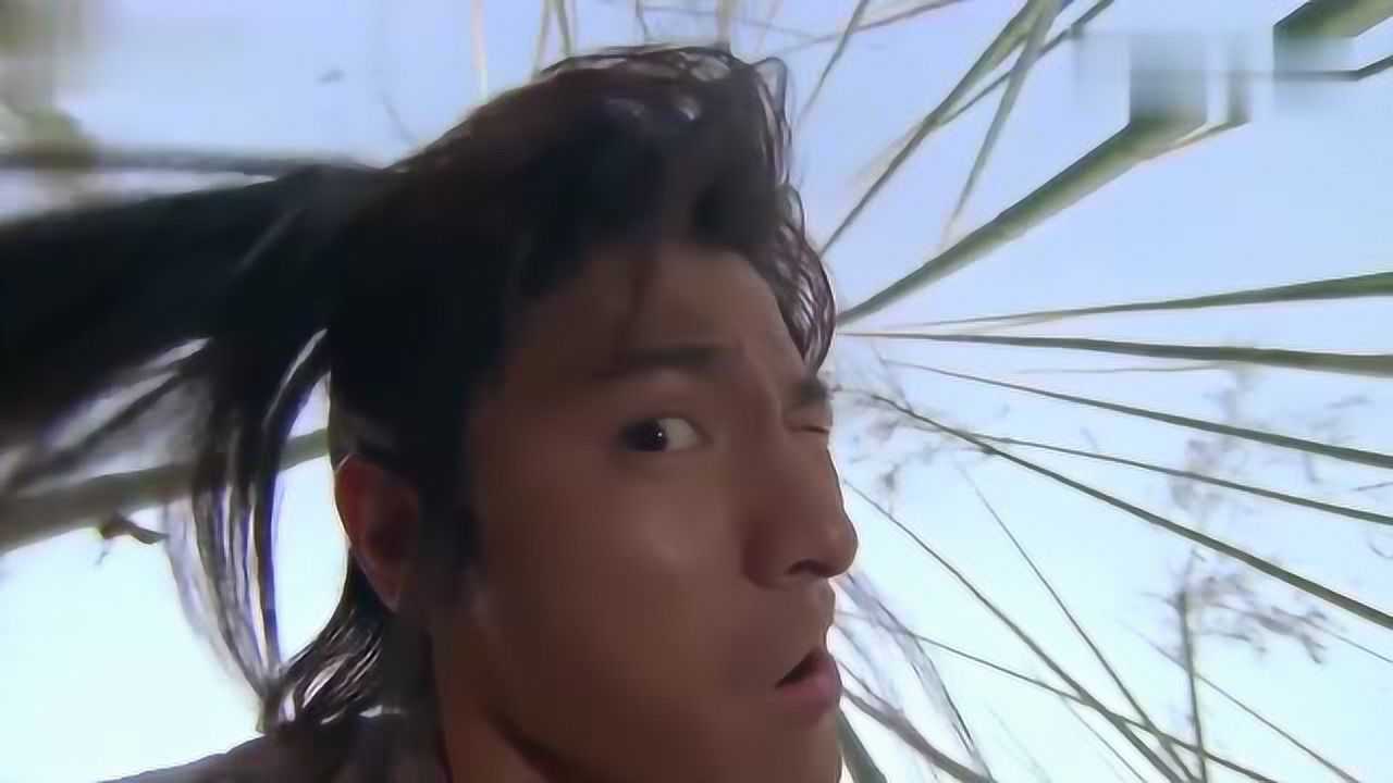 战神传说华仔正在吹笛子,突然发现不对劲,立马跳上竹子查看