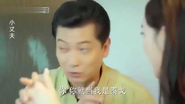 靓妞从浴室走出来,被男子叫去拍照!