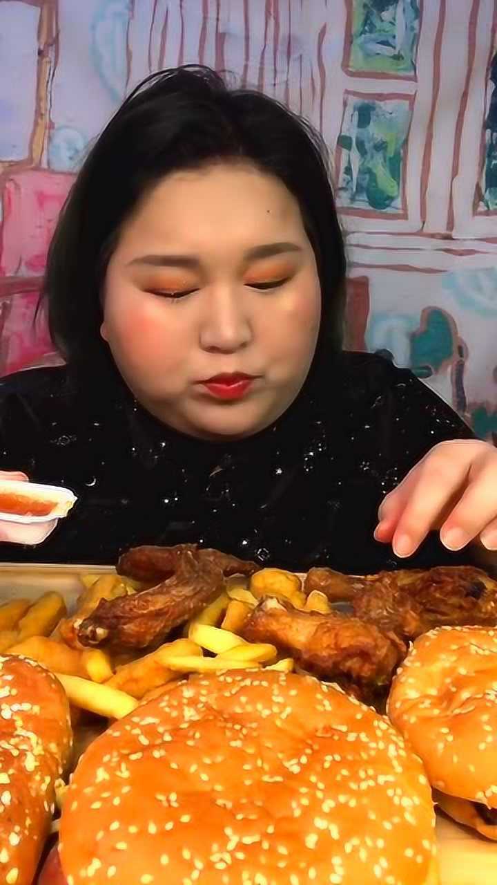 胖妞大口吃薯条网友调侃都胖成这样了还敢吃油炸食品