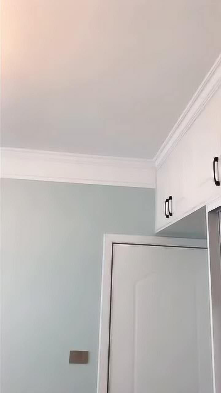 我家卧室也没有吊顶跟客厅一样双层石膏板加石膏线做装饰